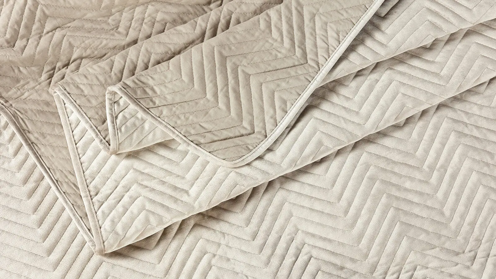 Покрывало стеганое Velvet Edition (геометрия), цвет Карамель 240x260 в мебель-центре Озерцо