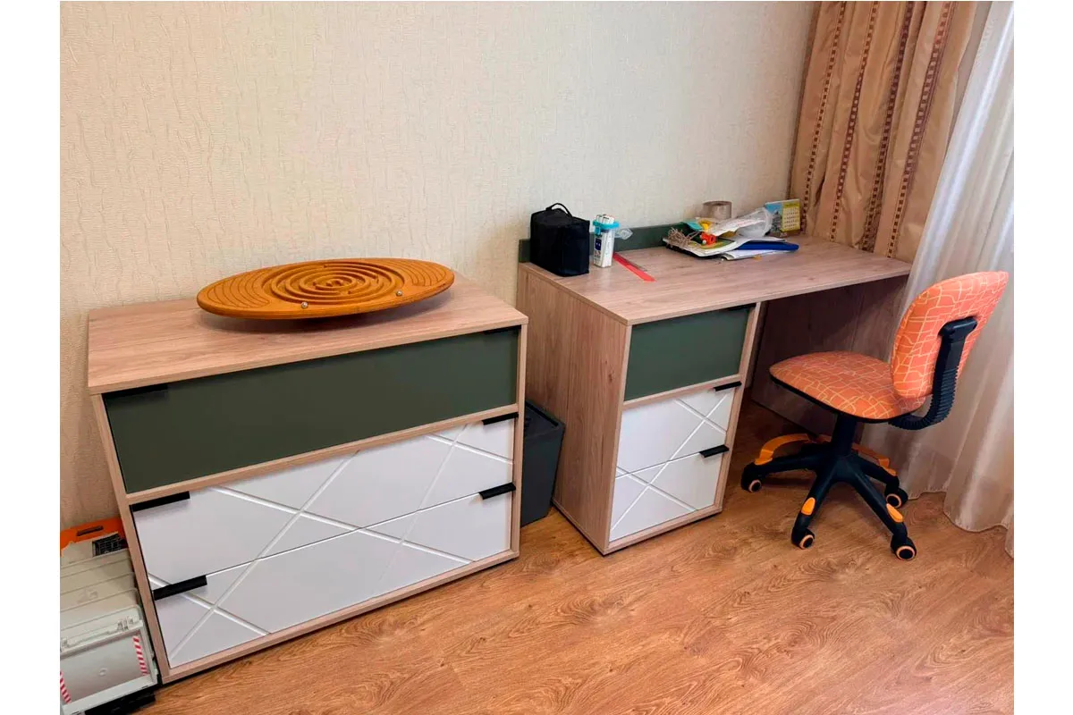 Стол письменный Лео ТД-410.15.02 (Гикори джексон/Белый матовый/Дымчатый зеленый) — Мебель-центр Озерцо