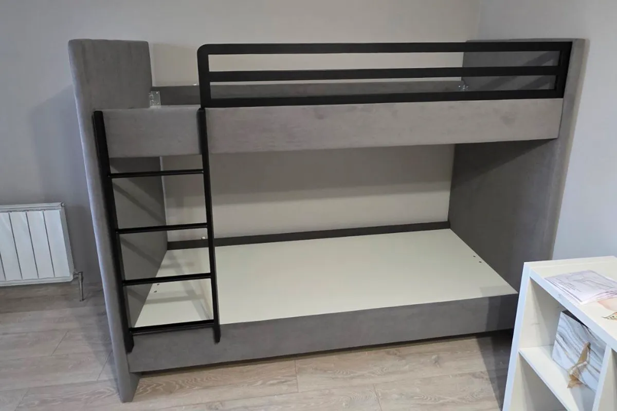 Кровать двухъярусная с мягкой обивкой Дарси (Велюр/Светло-серый) - купить в Озерце