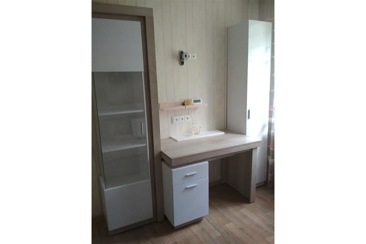 Стол письменный Люмен 21 (Дуб сакраменто/Белый снег) — Мебель-центр Озерцо