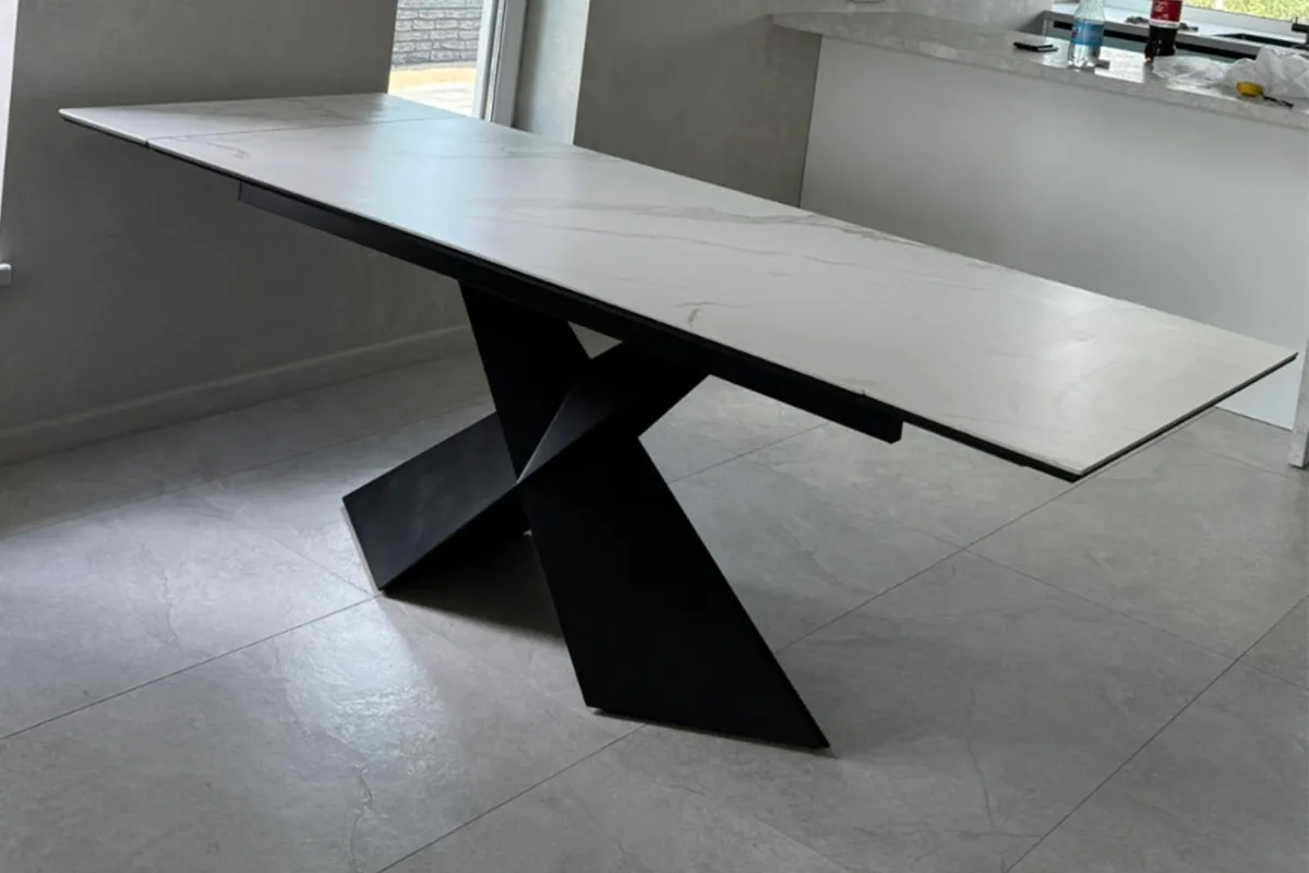 Стол обеденный Марвел 1600(2200) (ст. №2 / Стекло Оптивайт с фотопечатью Белый мрамор/МДФ Черный Кварц/Металл Черный) - купить в Озерце