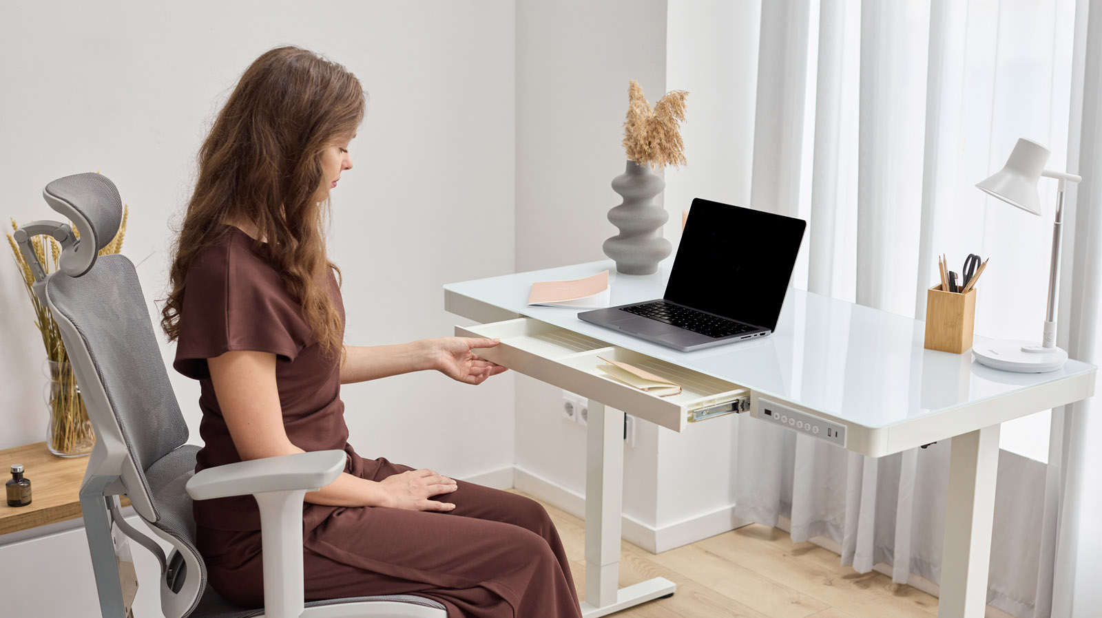 Стол письменный регулируемый с электроприводом Adapt Crystal, цвет белый 60x120 — купить в Озерце