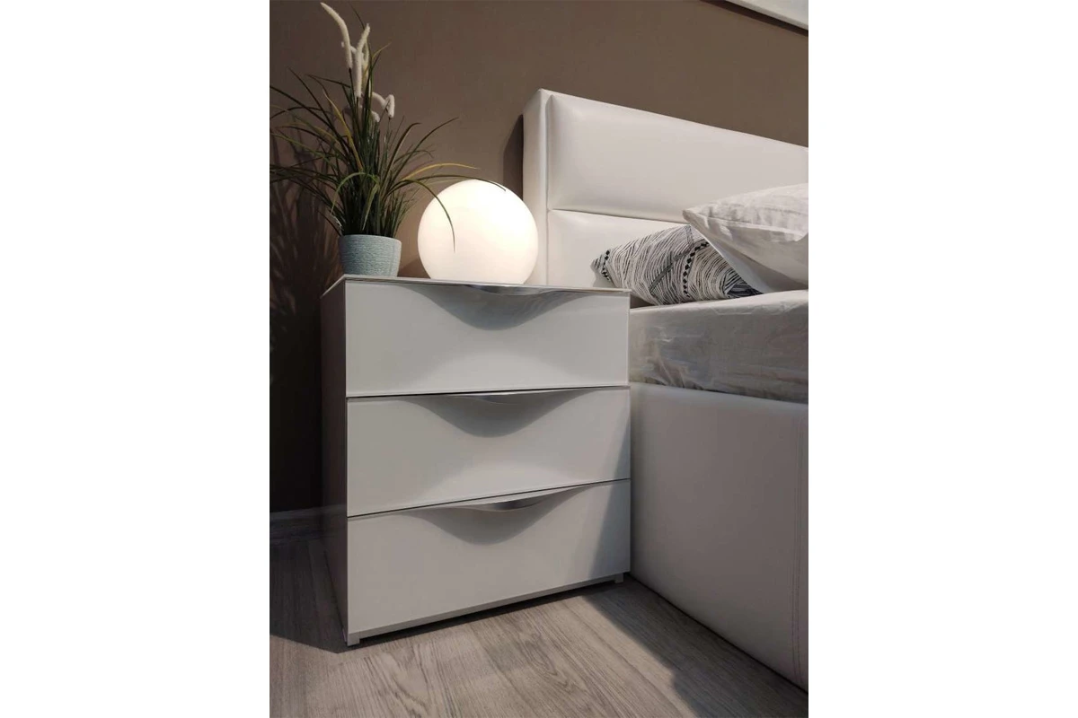Тумба прикроватная Глосс с 3 ящиками Белый глянец — Мебель-центр Озерцо